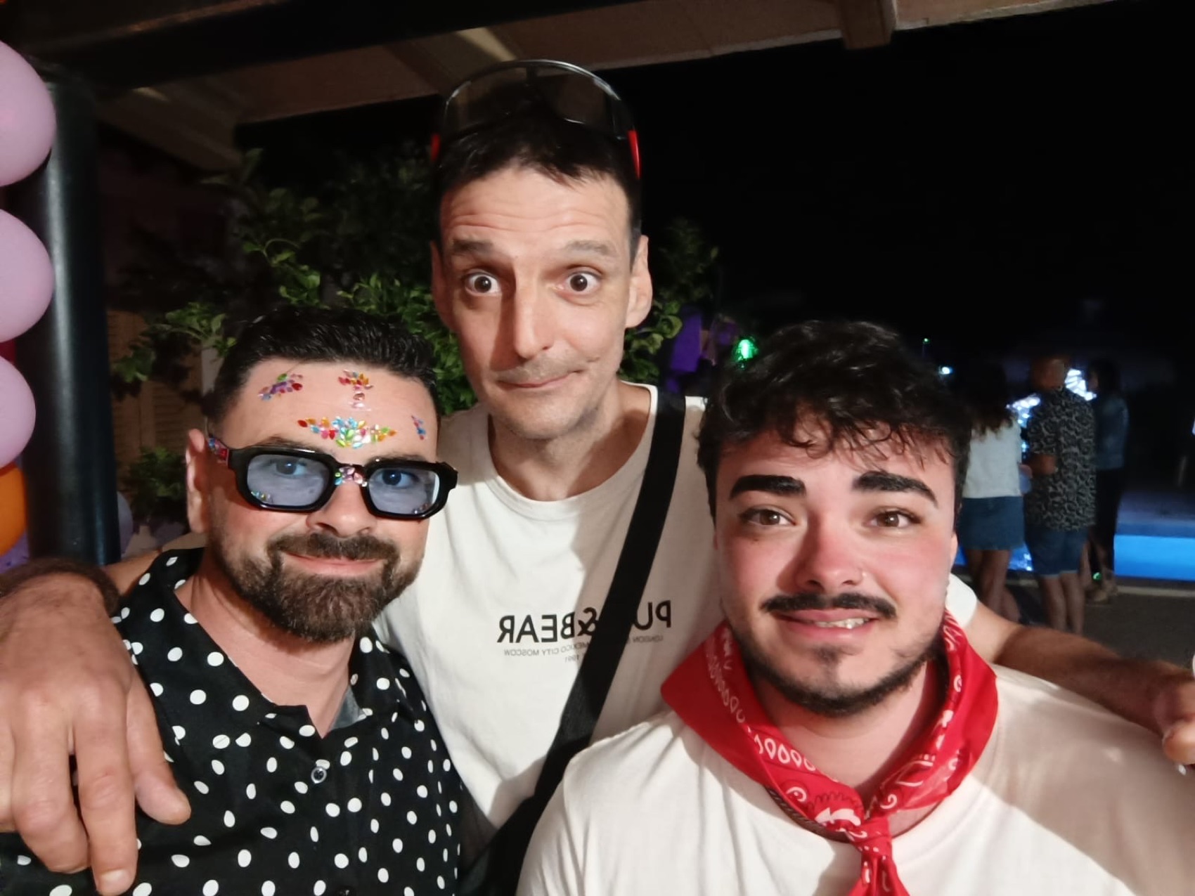 Invitados en la zona exterior de la fiesta.