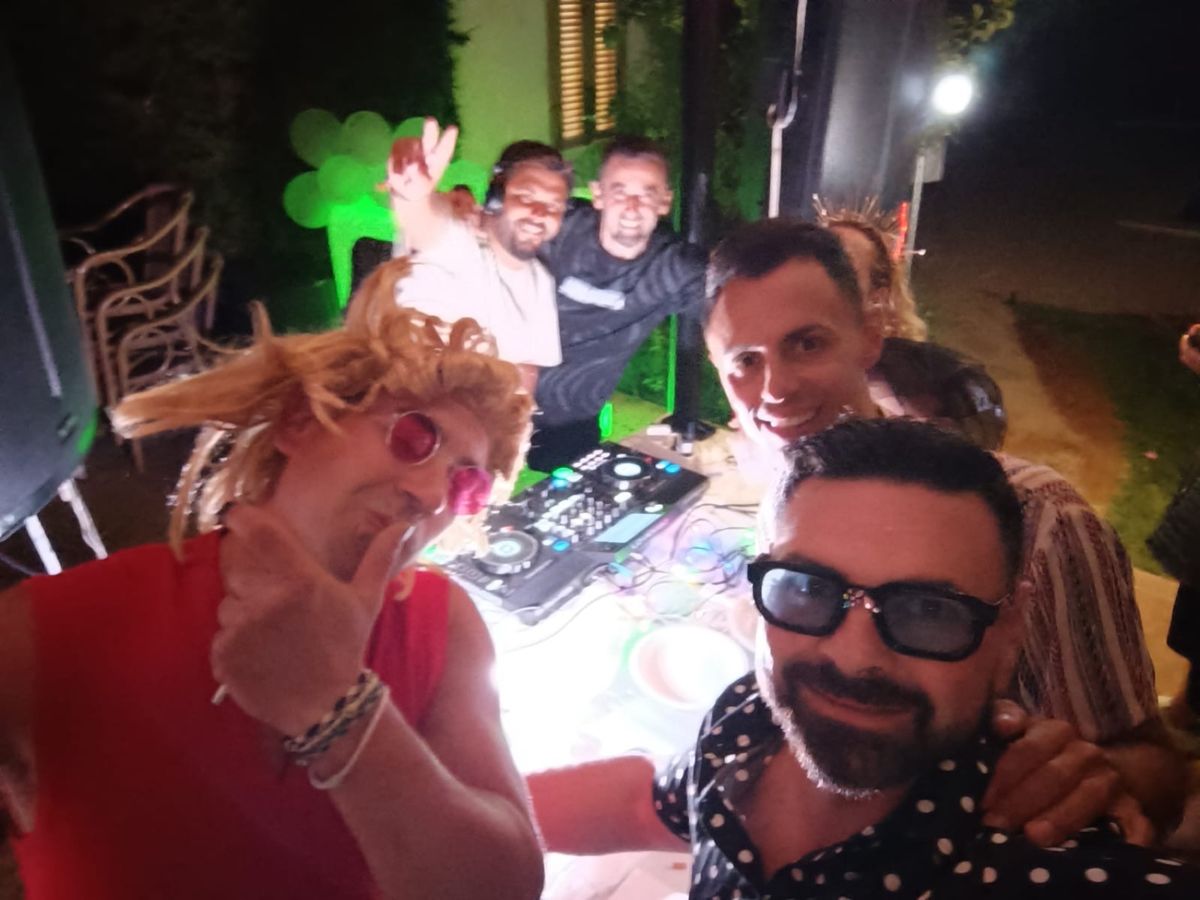 Grupo de amigos con luces de colores.