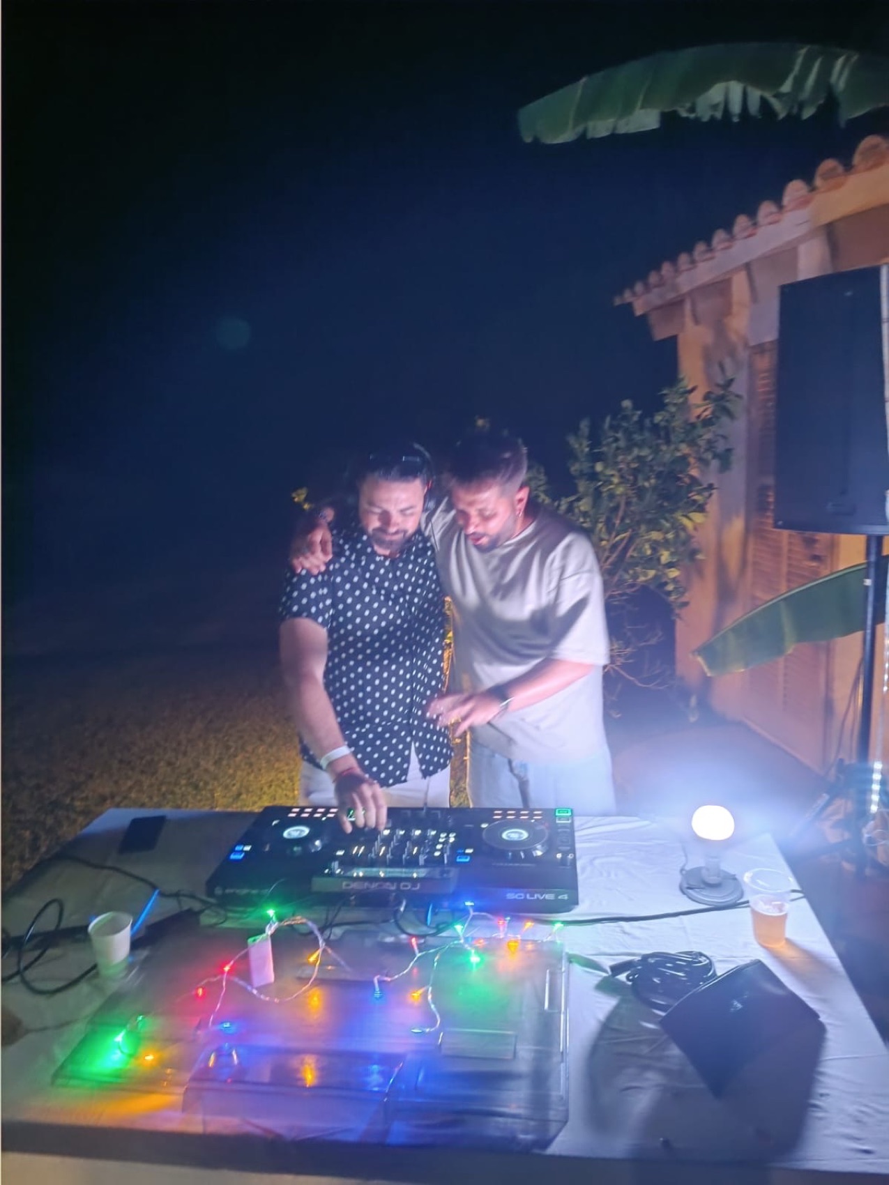 Retrato de fiesta con luz nocturna.