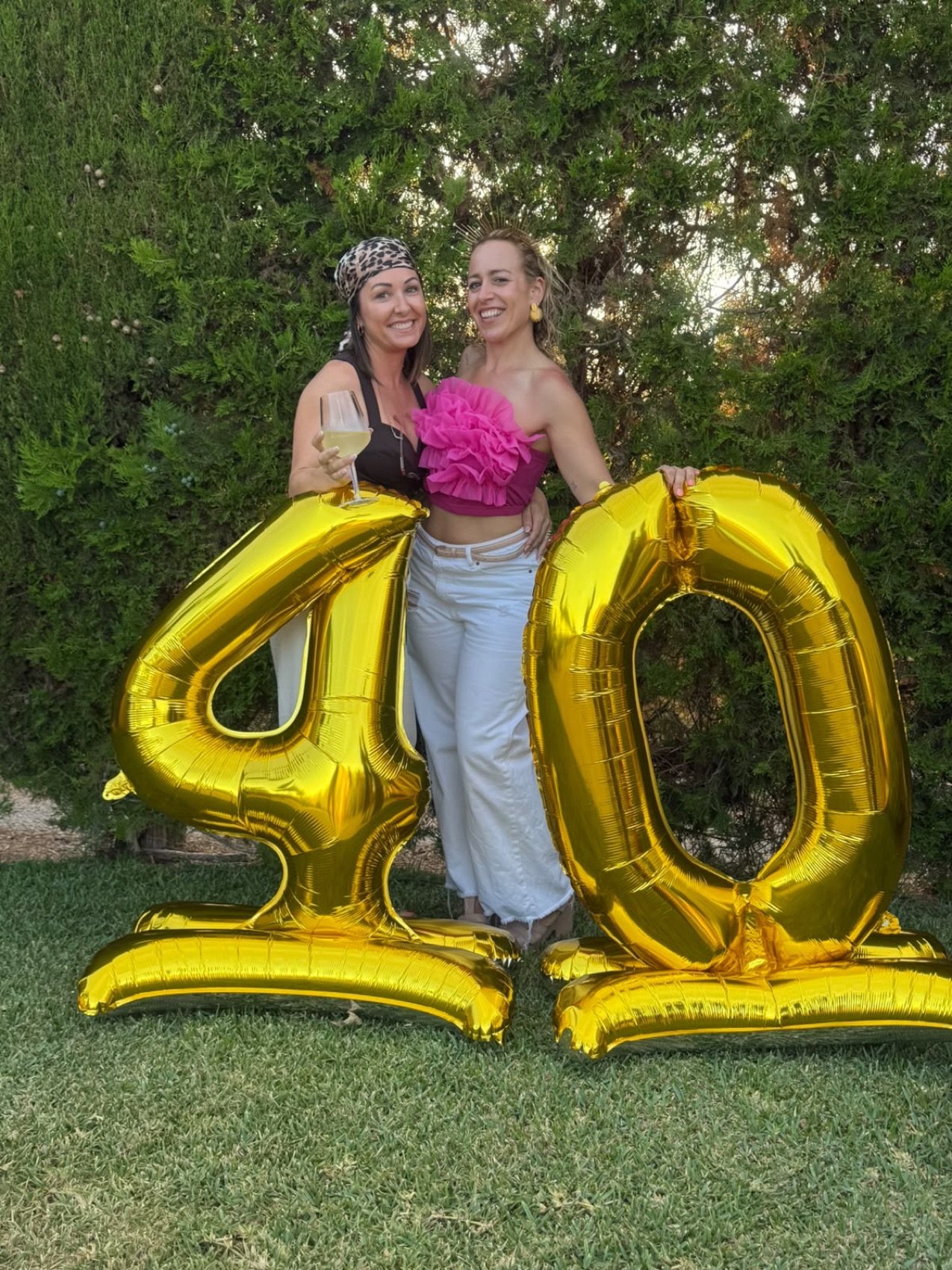Elena celebrando en el jardin.